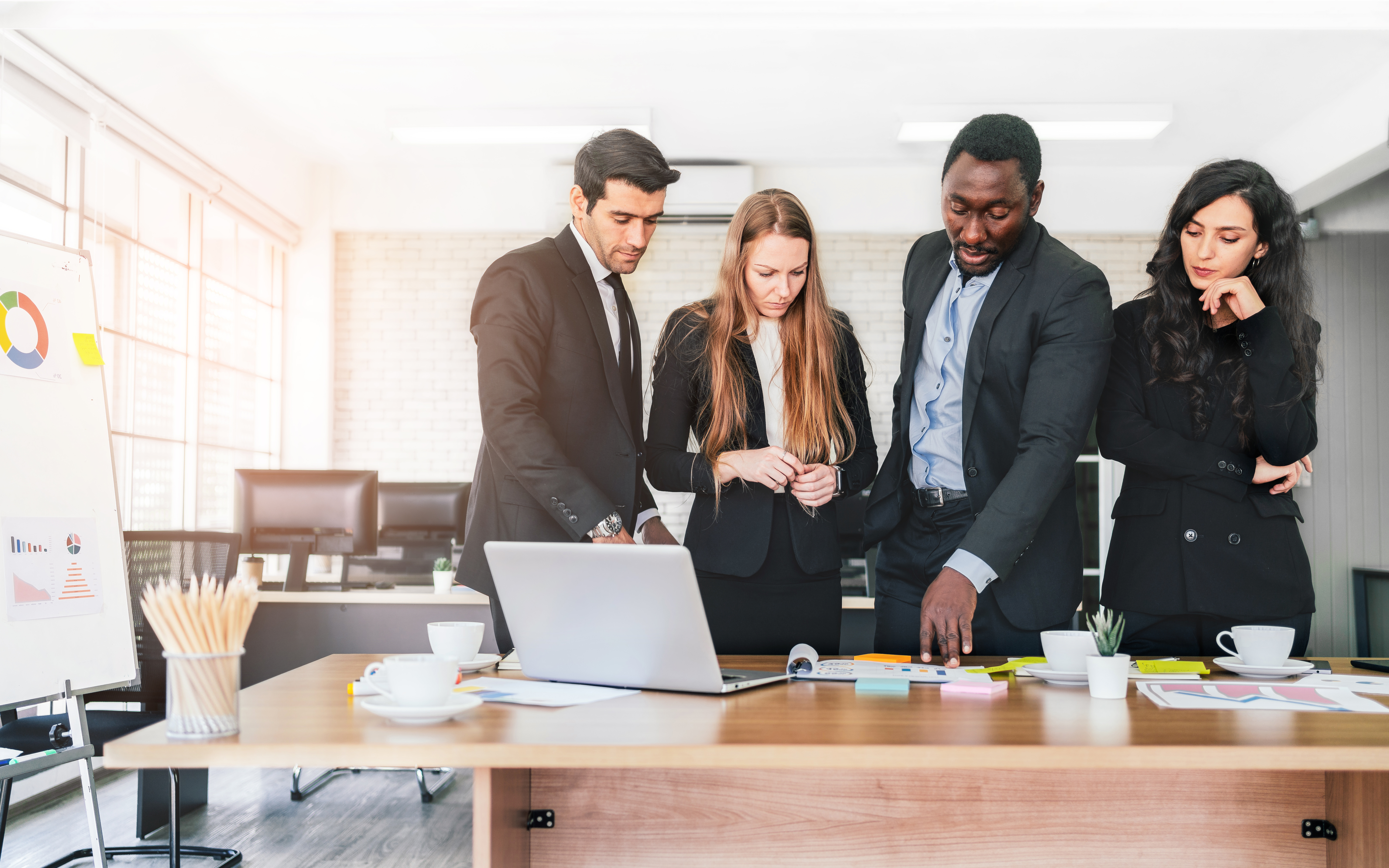 Employees collaborating on a project | What is internal communication?